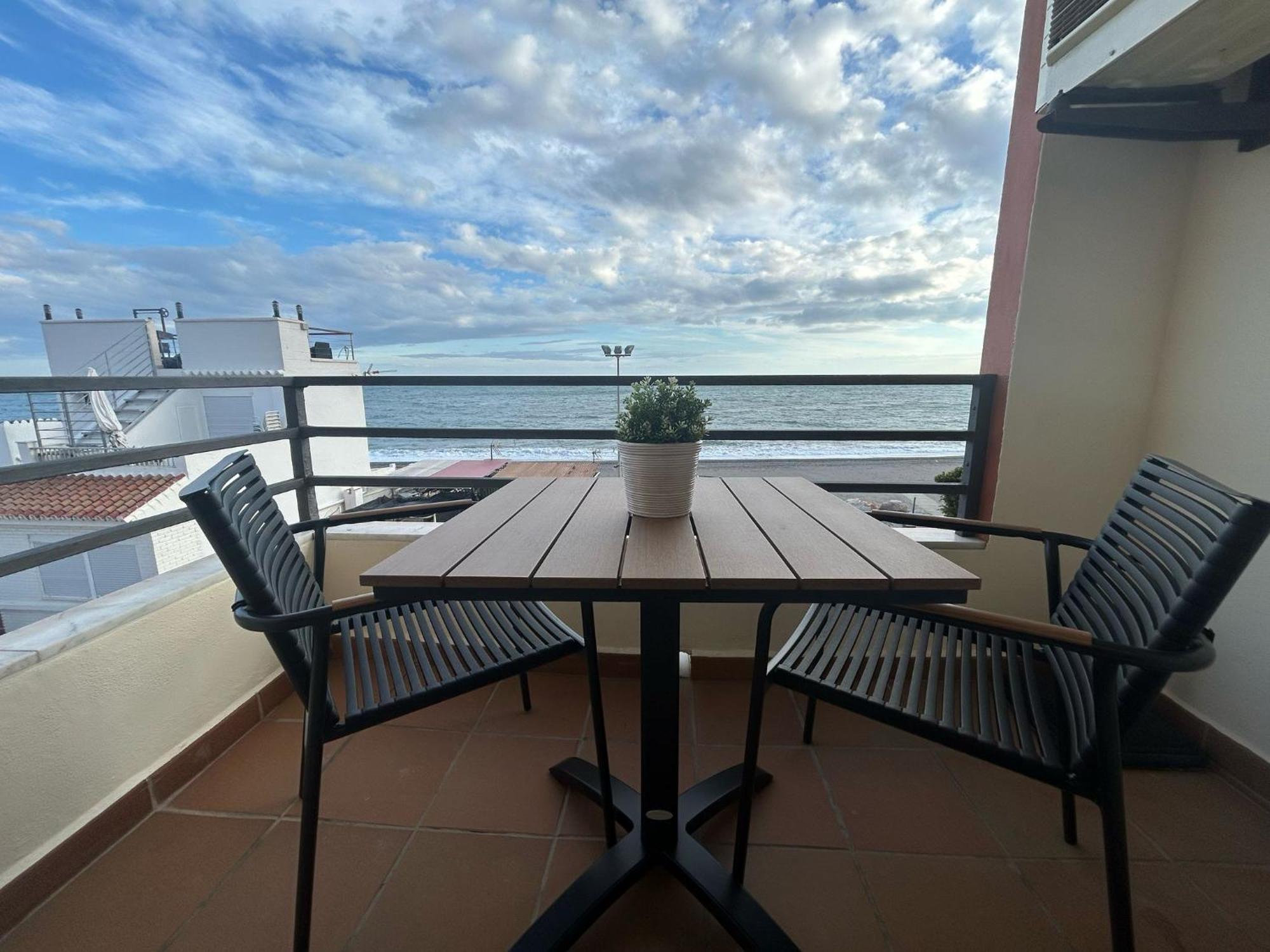 Maravilloso Apartamento En Primera Linea De Playa Con Vistas Al Mar En Caleta De Velez 2 D 외부 사진