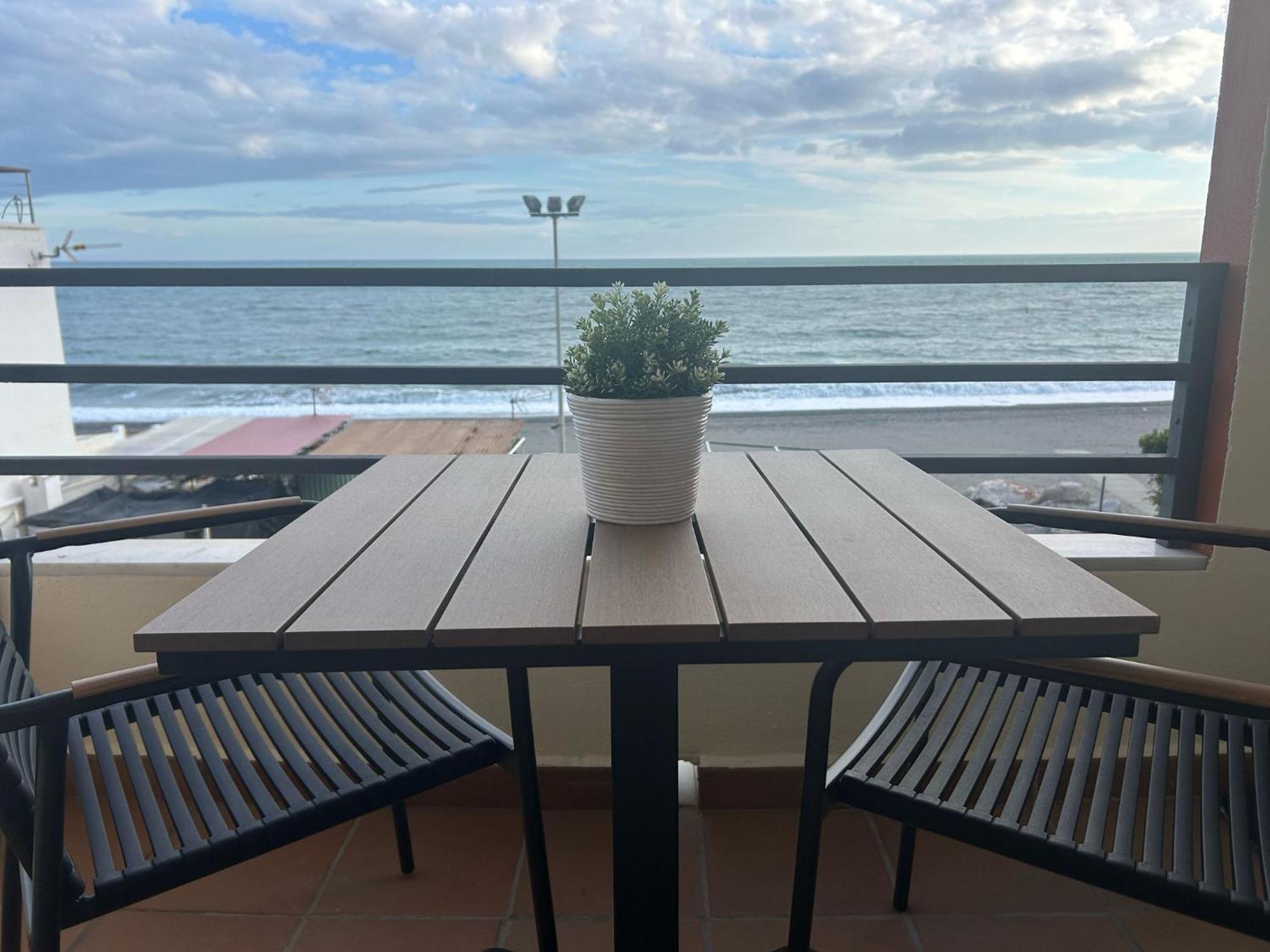 Maravilloso Apartamento En Primera Linea De Playa Con Vistas Al Mar En Caleta De Velez 2 D 외부 사진